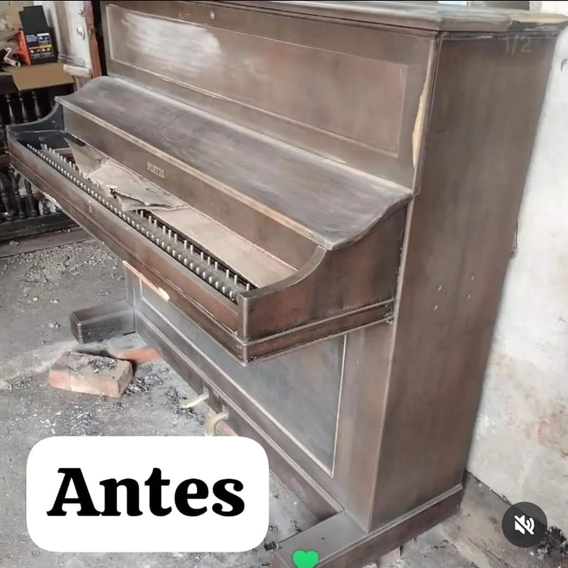 Piano vertical antes de restauración